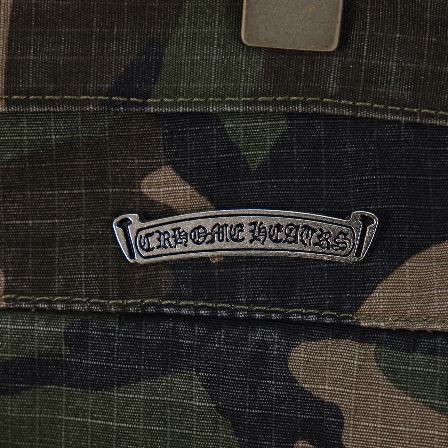 P260 Chrome hearts CH Chrome hearts new silver camouflage three-dimensional pocket overalls Chrome hearts is a top brand in the fashion world, and these pants are one of the best. It uses the classic Levi's jeans bottom panel, which has been carefully disassembled and spliced. The washed effect is natural, showing a unique retro charm. The pants are based on camouflage and are paired with cross patches, which have a great visual impact. These patches are exquisitely crafted and have a luxurious feel. The hardware accessories are ultra-exquisite. The placket buckle is made of silver, hand-polished and painted with distressing liquid. The main buckle has a three-dimensional cross flower shape. The six-pointed star screws and hand-cut leather washers on the back are full of details, which are both beautiful and durable. Style number: 1731# Color: Camouflage Size: 28 30 32 34 36